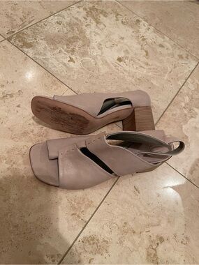 Italian designer IXOS leather block heel sandals in sz 40